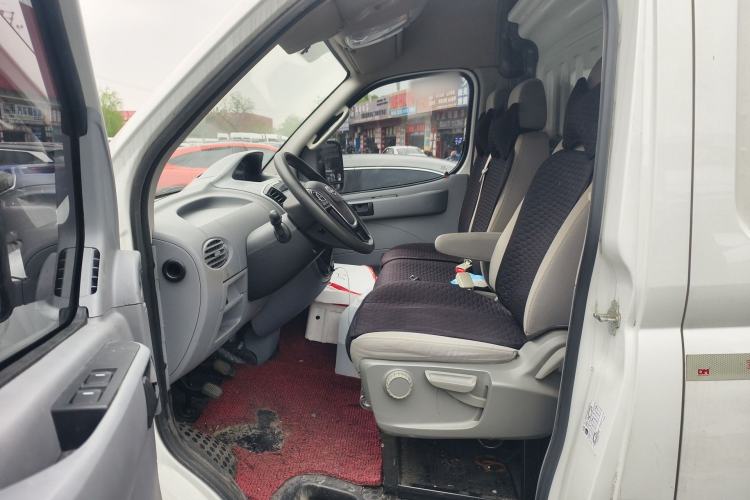 Used SAIC MAXUS Xintu V80 2023 2.0T Manual Classic City Delivery King Long Wheelbase Mid-Roof 3-Seater
