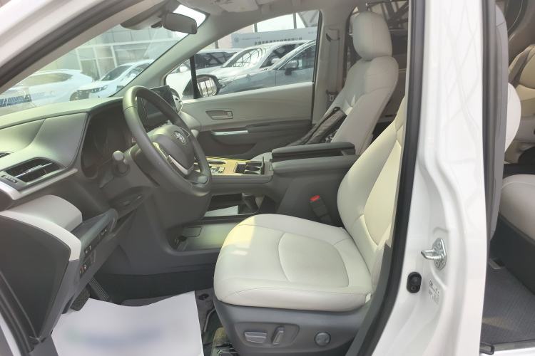 Used Toyota SIENNA 2026 Model 2.5L Dual-Engine Two-Wheel-Drive Comfort Edition
