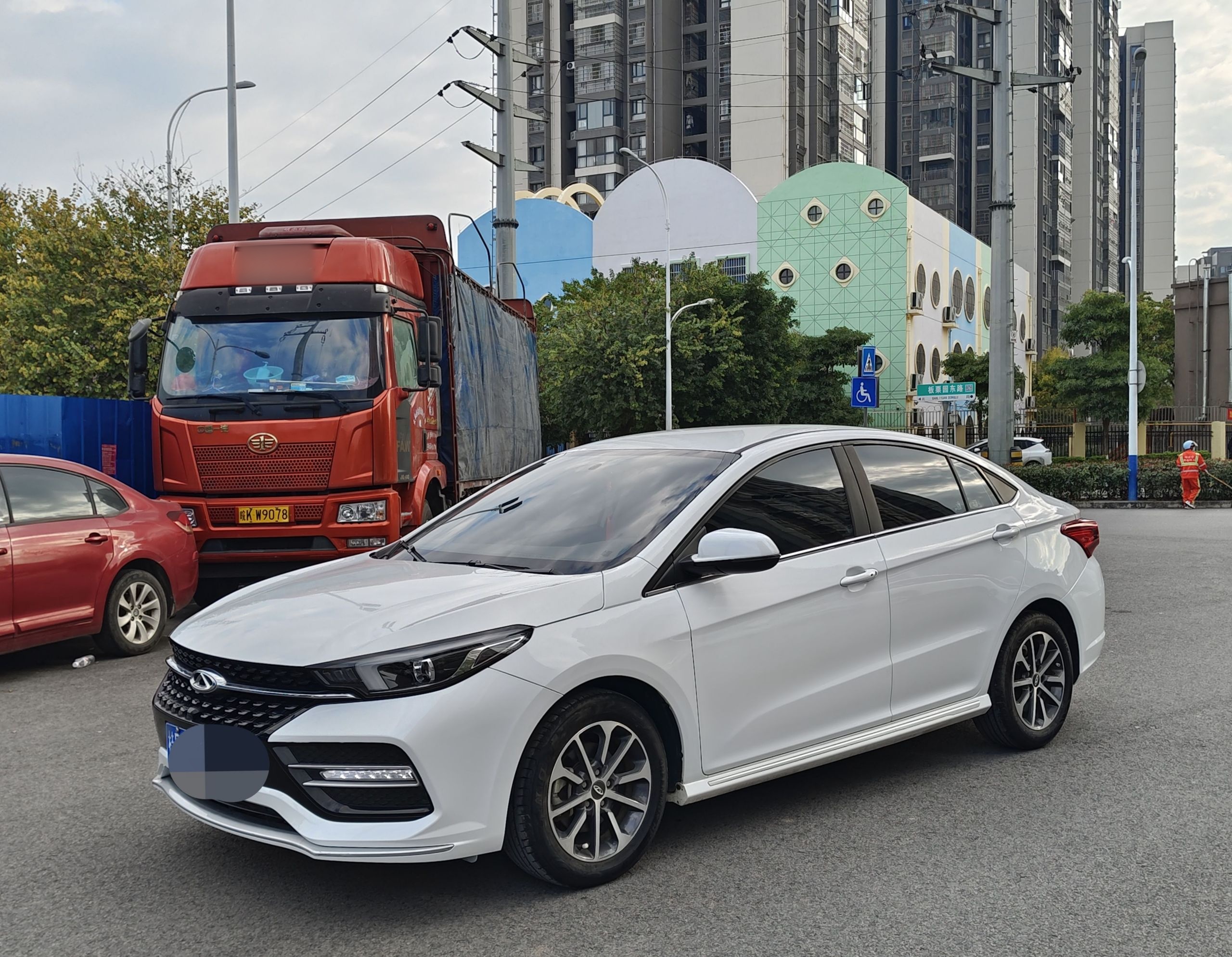 تحت مقدمة السيارة