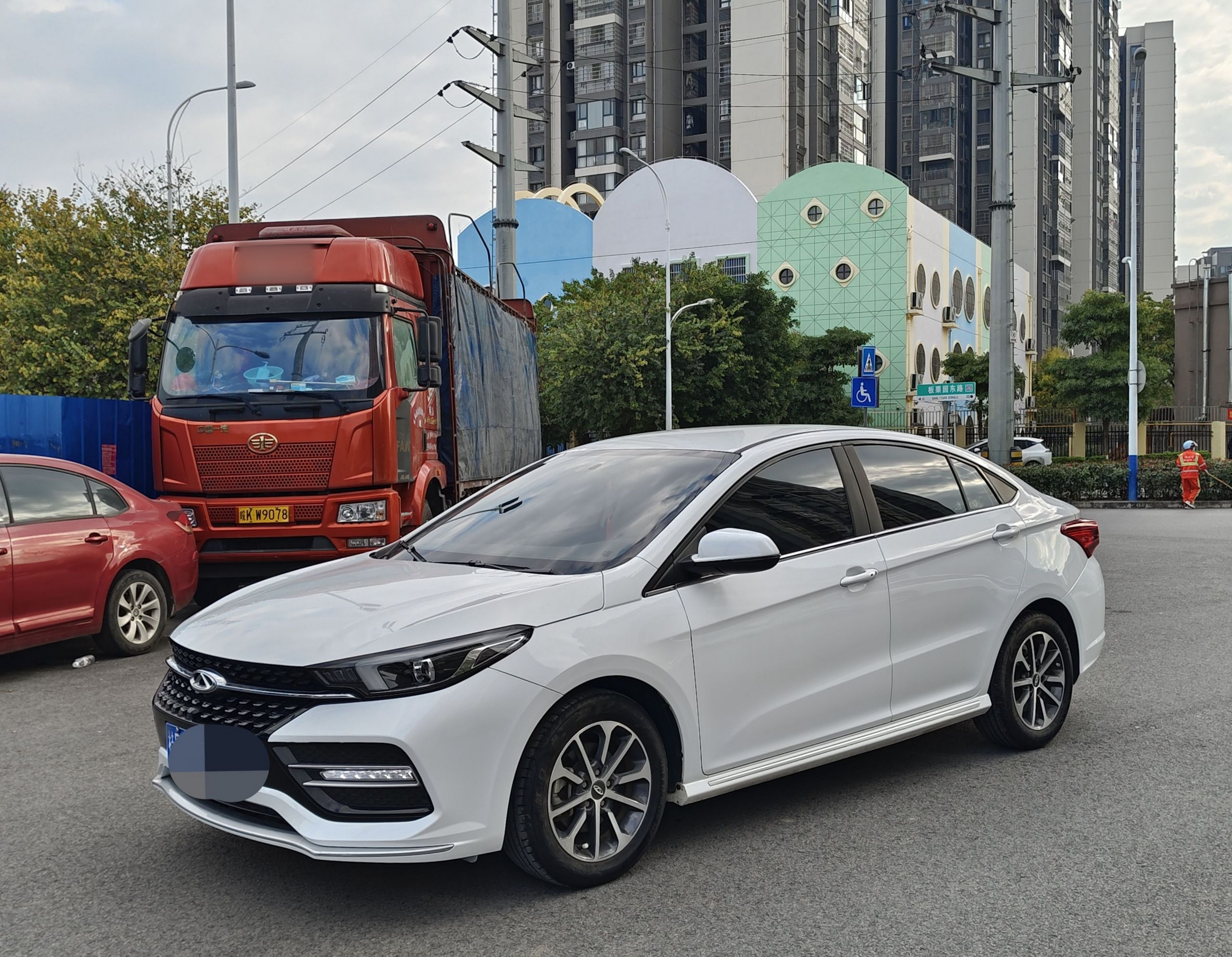 Под передней частью автомобиля