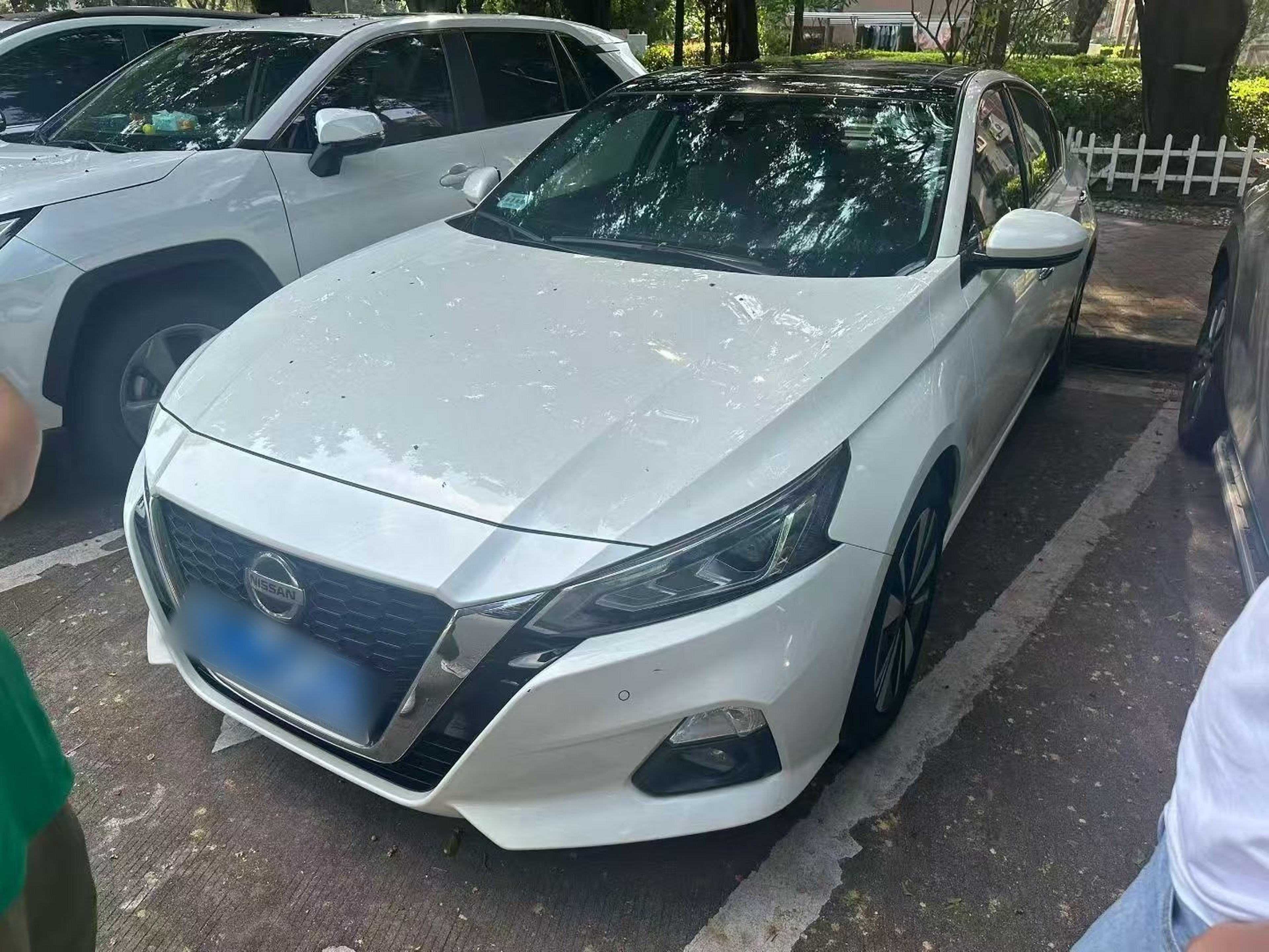 Под передней частью автомобиля