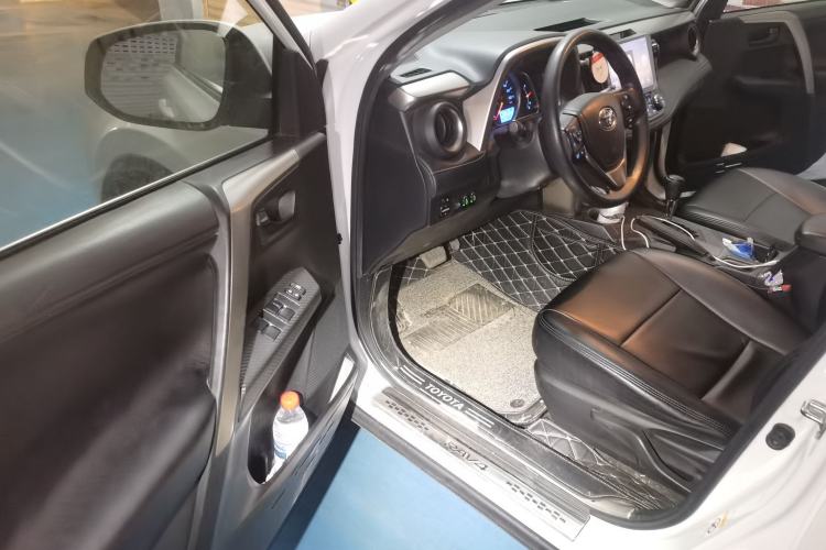 Used Toyota RAV4 2015 2.0L CVT Two-Wheel Drive Fashion Edition