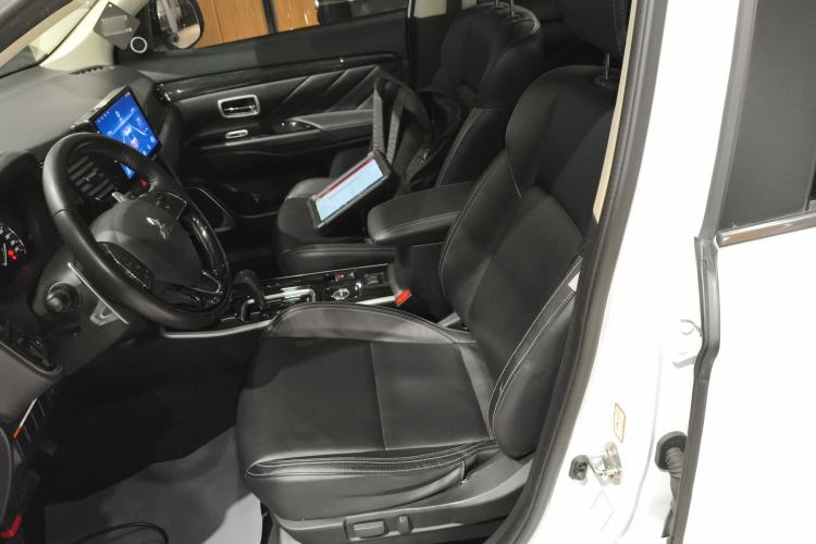 Used Mitsubishi Outlander 2019 2.4L 4x4 Zhi Xiang Edition 5 Seats China VI Standard