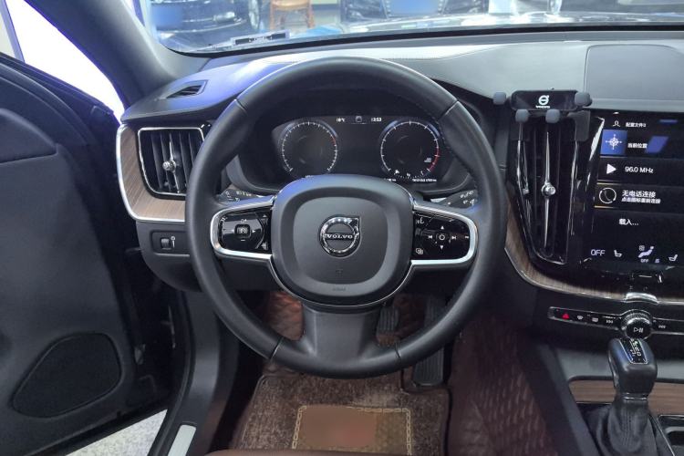 Used Volvo XC60 2021 T5 4x4 Smart Luxury Edition Steering Wheel