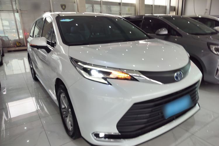 Used Toyota SIENNA 2023 2.5L Hybrid Comfort Edition Front Right 45 Deg