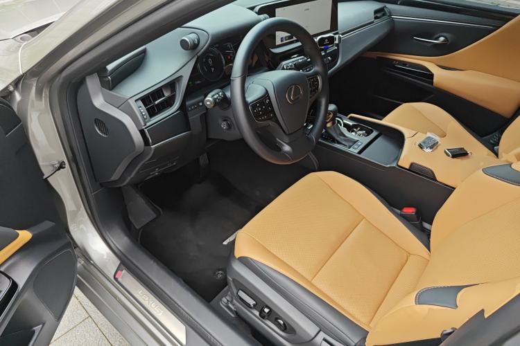 Used Lexus ES 2022 300h Deluxe Edition Driver Seat