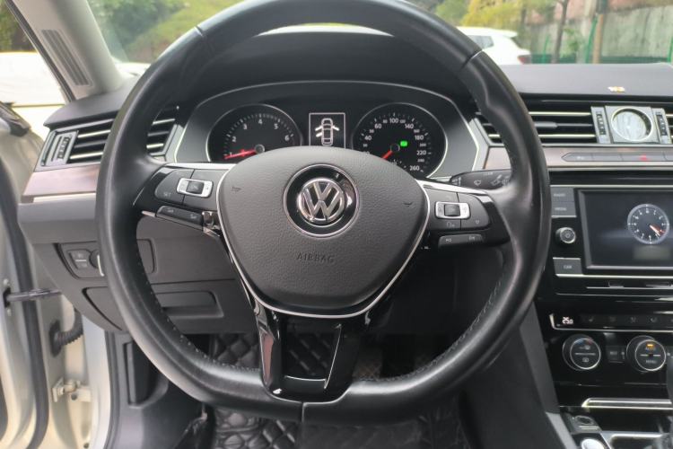 Used Volkswagen Magotan 2018 Facelift 330TSI DSG Luxury Model Steering Wheel