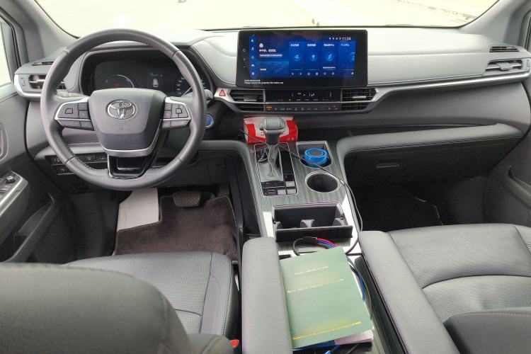 Used Toyota Sienna 2023 2.5L Hybrid Deluxe Edition