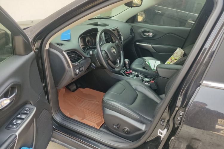 Used Jeep Cherokee 2019 2.0T Two-Wheel Drive Smart Enjoyment Version China VI
