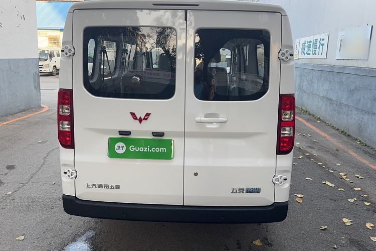 Used Wuling Yangguang 2024 300KM Comfort Version Passenger Van 75kW