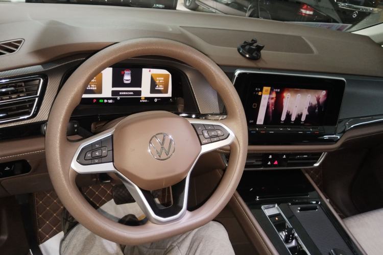 Used Volkswagen Viloran 2024 330TSI Business Edition Center Console