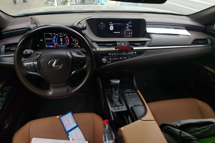 Used Lexus ES 2020 300h Deluxe Edition Center Console