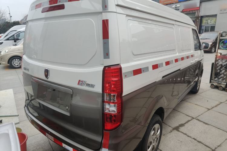 Used Jinbei New Hiace X30L 2024 Champion Edition Van 2/5 Seats Front-Mounted Air Conditioning