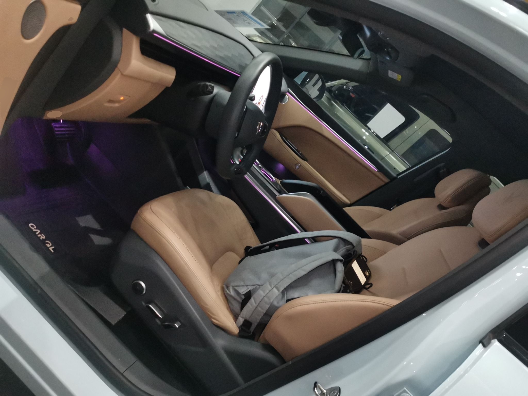 Переднее сиденье в автомобиле