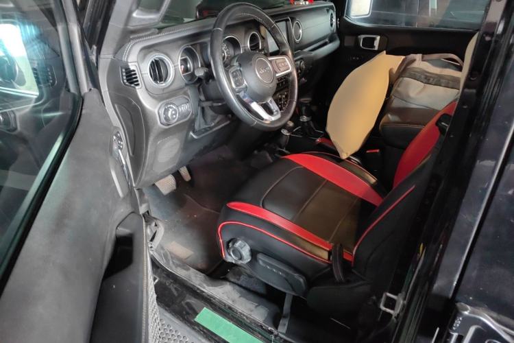 Used Jeep Wrangler 2019 2.0T Sahara Four-Door Version China VI Emission Standard Driver Seat