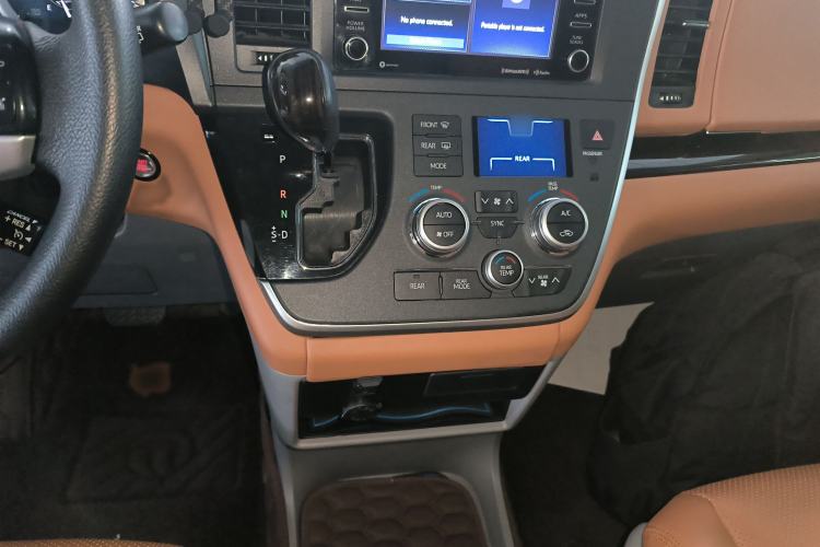 Used Toyota Sienna 2019 3.5L Two-Wheel Drive LE Trim 7 Seats U.S. Specification