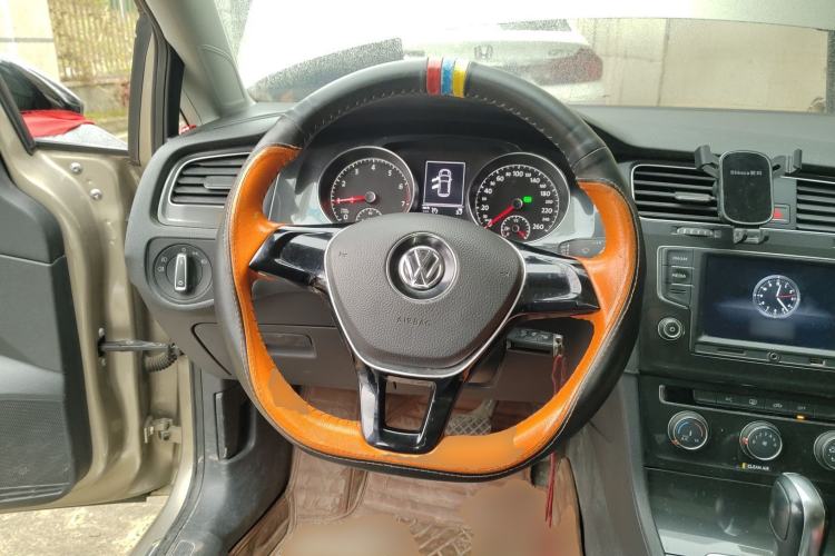 Used Volkswagen Golf 2017 1.6L Automatic Comfort Million-Vehicle Anniversary Edition
