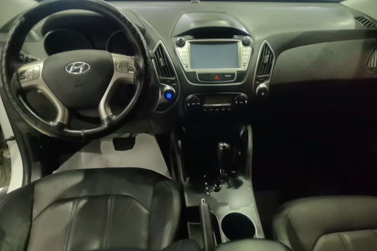 Used Hyundai ix35 2015 2.0L Automatic 2WD Smart Type China IV Center Console