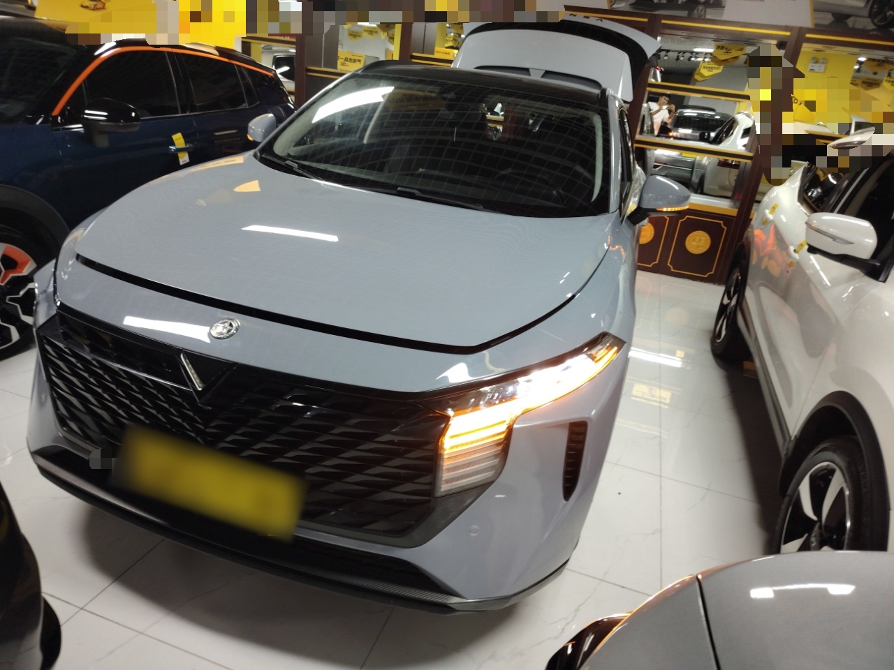 تحت مقدمة السيارة