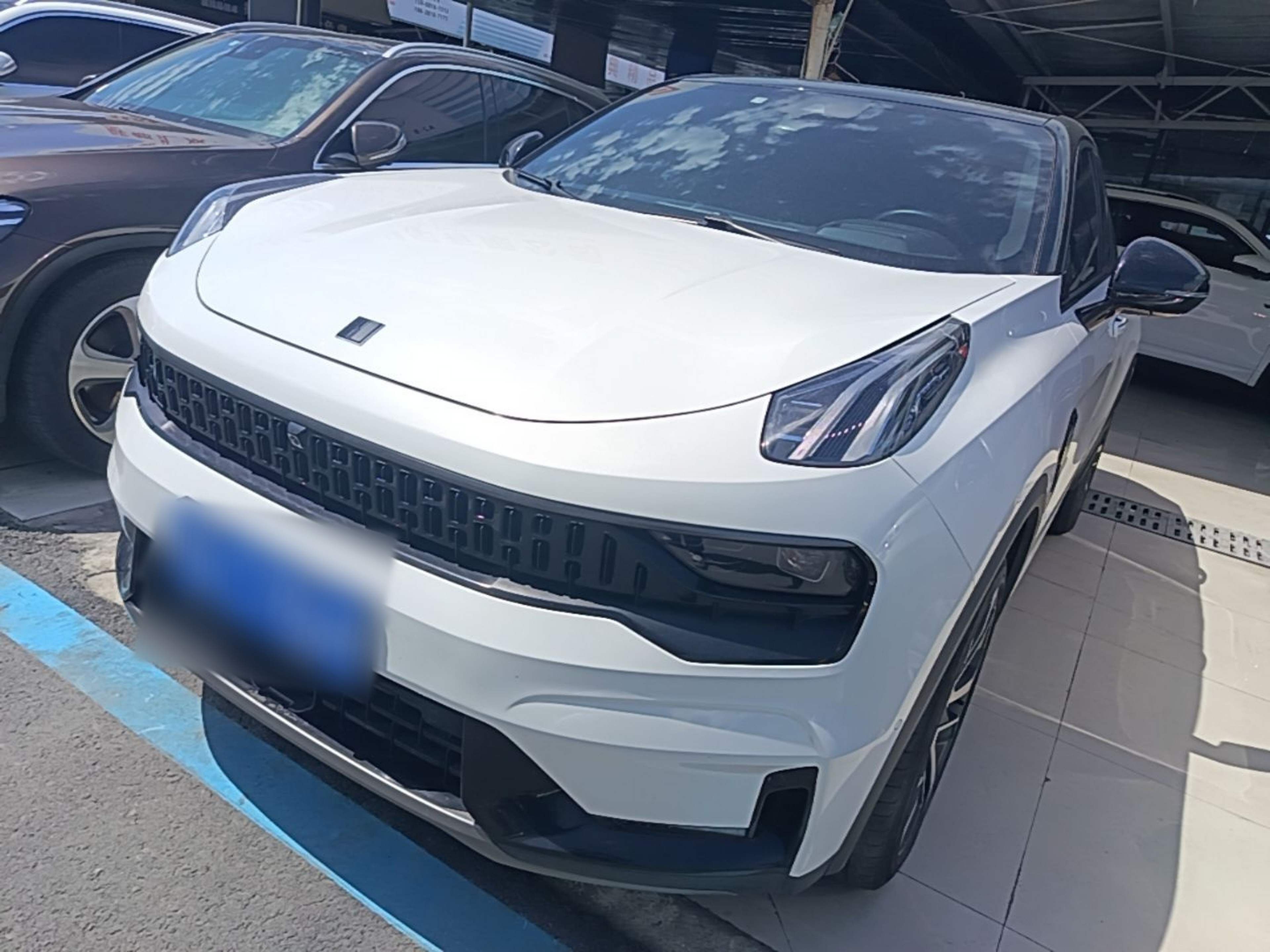 Под передней частью автомобиля