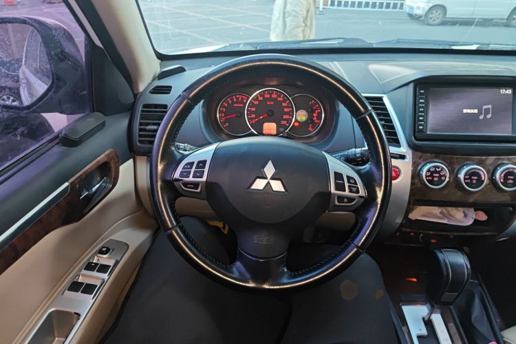 Used Mitsubishi Pajero Sport 2013 3.0L Automatic 4x4 Flagship Edition Steering Wheel