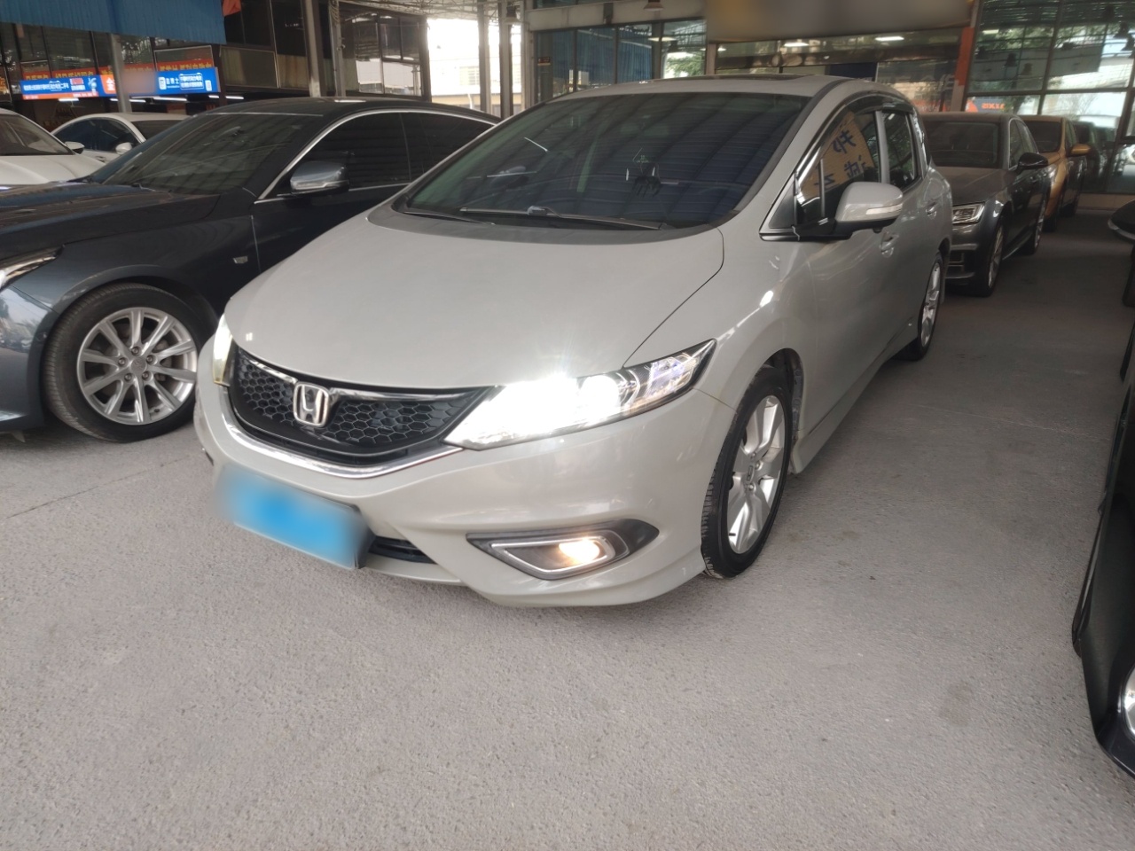 تحت مقدمة السيارة