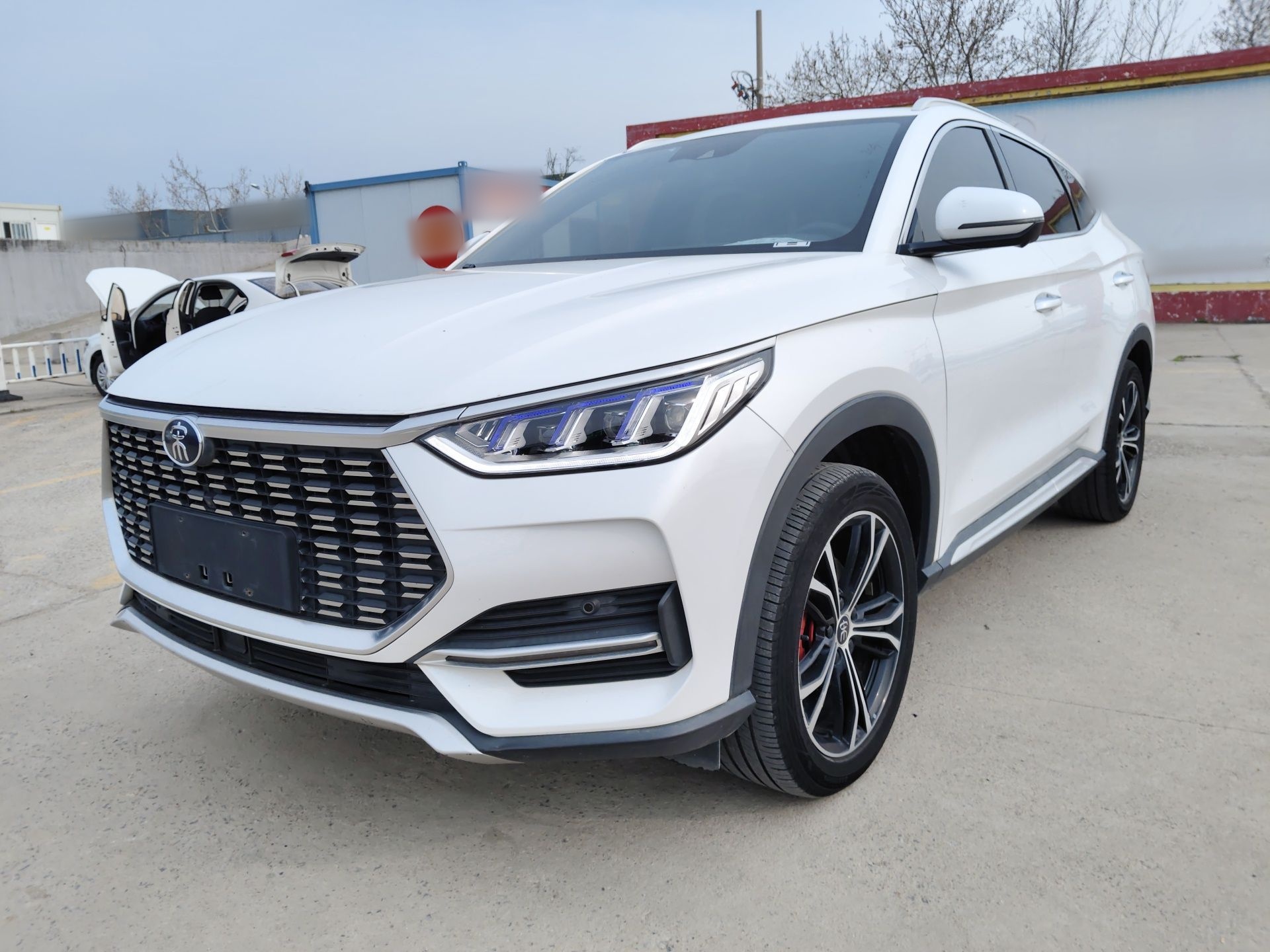 تحت مقدمة السيارة