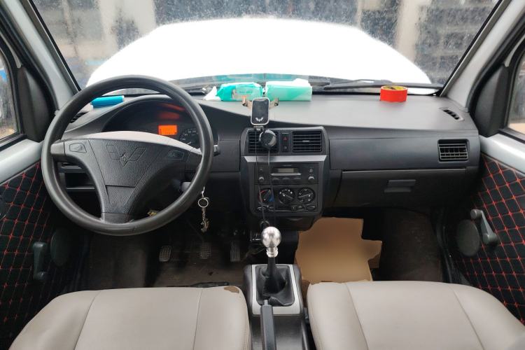 Used Wuling Rongguang 2012 1.5L Extended Basic Version Center Console