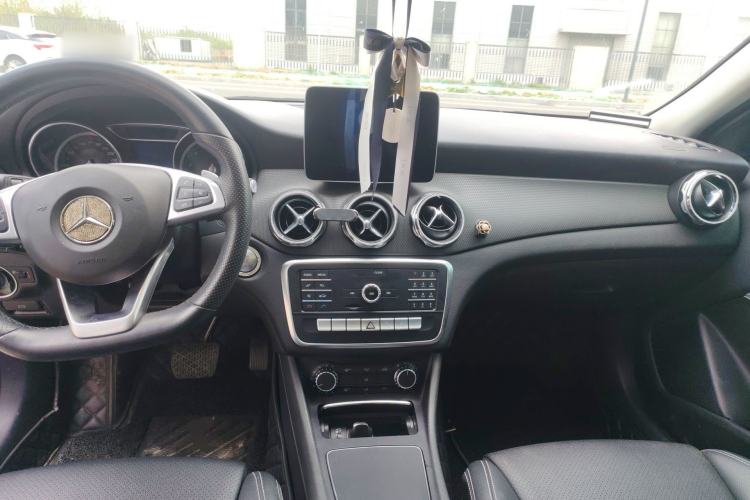 Used Mercedes-Benz GLA 2019 GLA 200 Dynamic Edition Center Console