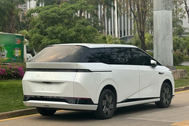 Used XPeng X9 2024 610 Long-Range Pro Exterior 10