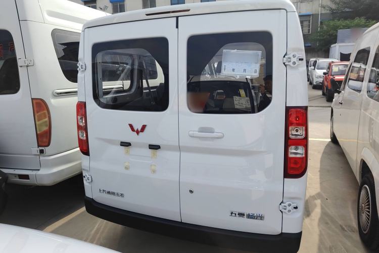 Used Wuling Yangguang 2024 300KM Comfort Version Passenger Van 75kW