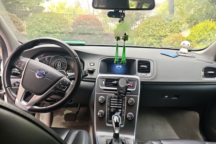 Used Volvo V60 2014 T5 Zhiyi Edition Center Console