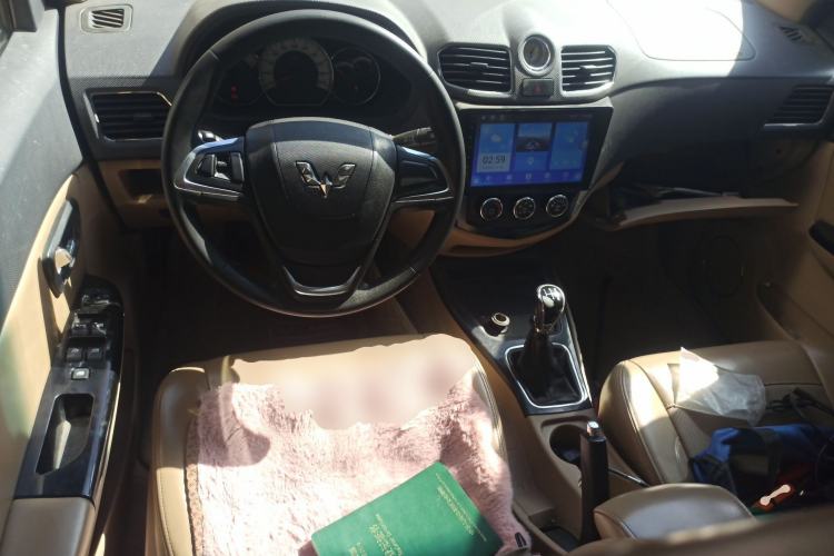 Used Wuling Hongguang 2013 1.5L S Luxury Model Center Console