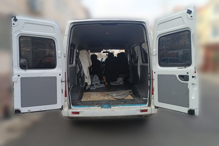 Used SAIC MAXUS Xintu V80 2023 2.0T Manual Classic Aoyuntong Short Wheelbase Mid-Roof 5/6-Seater