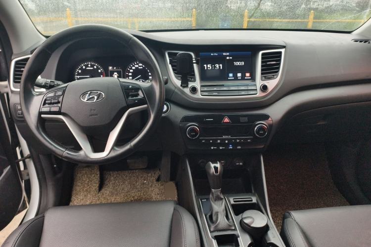 Used Hyundai Tucson 2015 1.6T Dual-Clutch Two-Wheel-Drive Smart Model Center Console