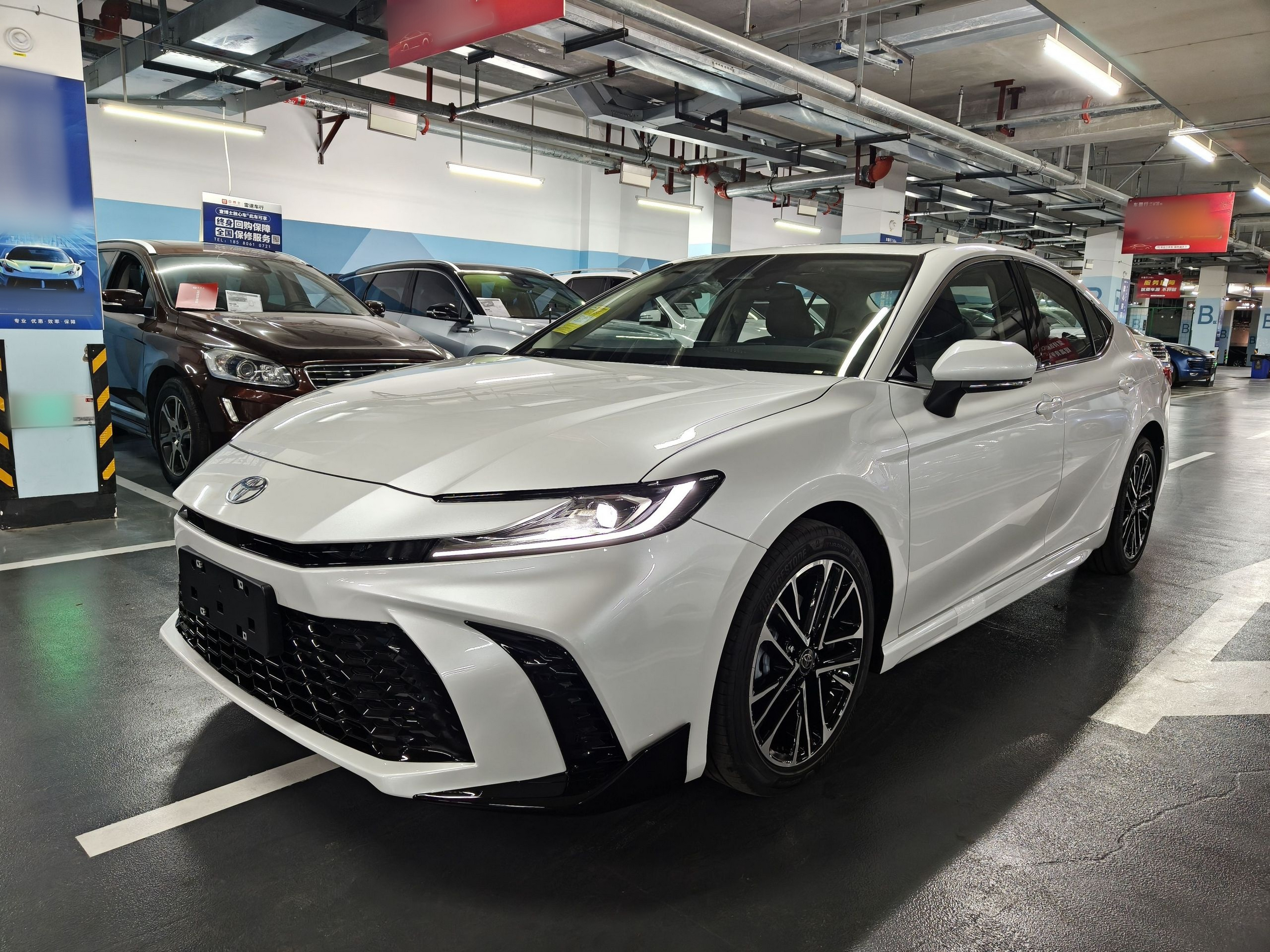 Под передней частью автомобиля