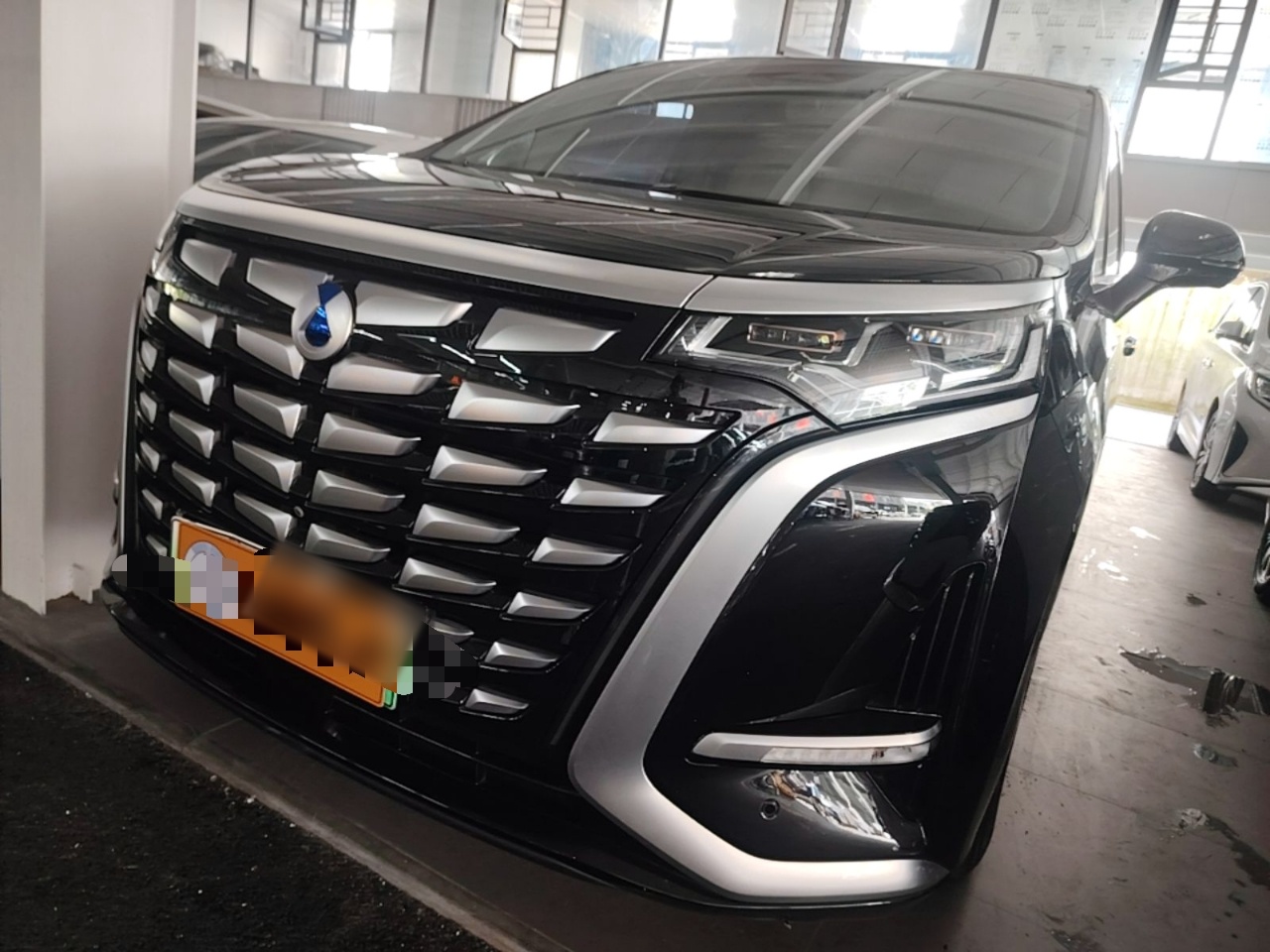 Под передней частью автомобиля