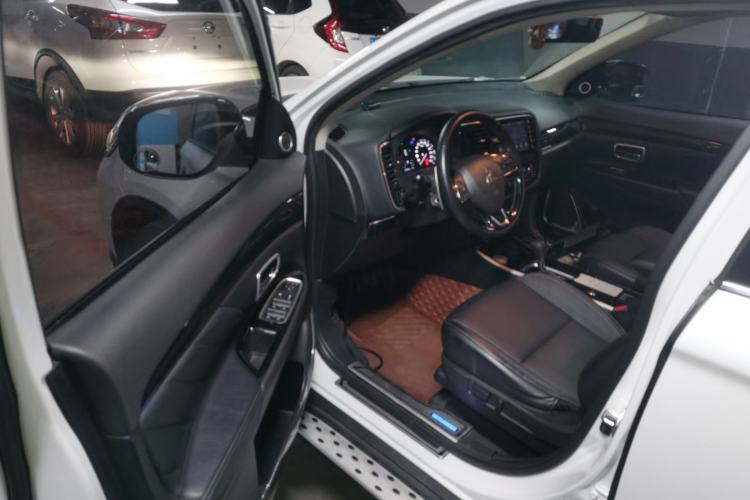 Used Mitsubishi Outlander 2019 2.4L 4x4 Zhi Xiang Edition 5 Seats China V Emission Standard
