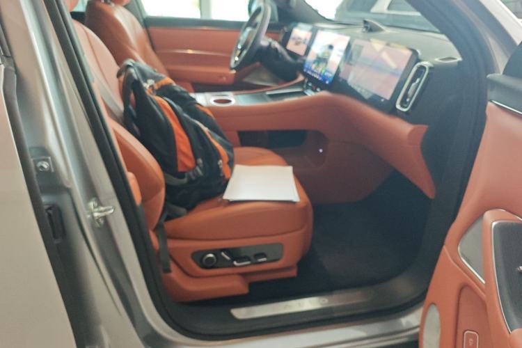 Used Hima AITO M8 2025 Extended-Range Ultra Version 53.4 kWh 5-Seater Edition Right Front Seat