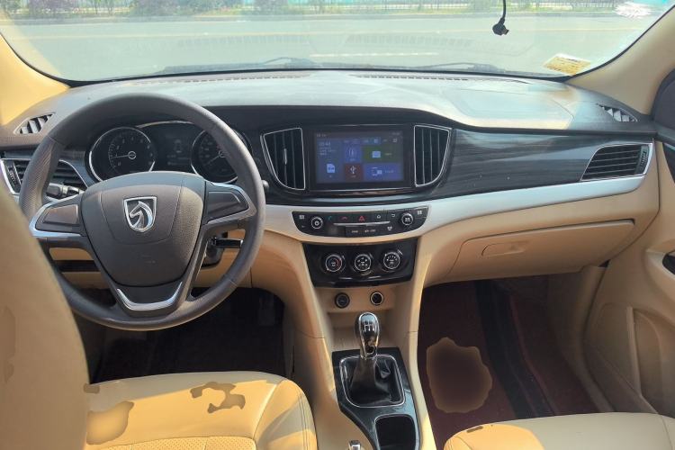 Used Baojun 730 2017 1.5T Manual Fashion Version 7 Seats China V Emission Standard Center Console