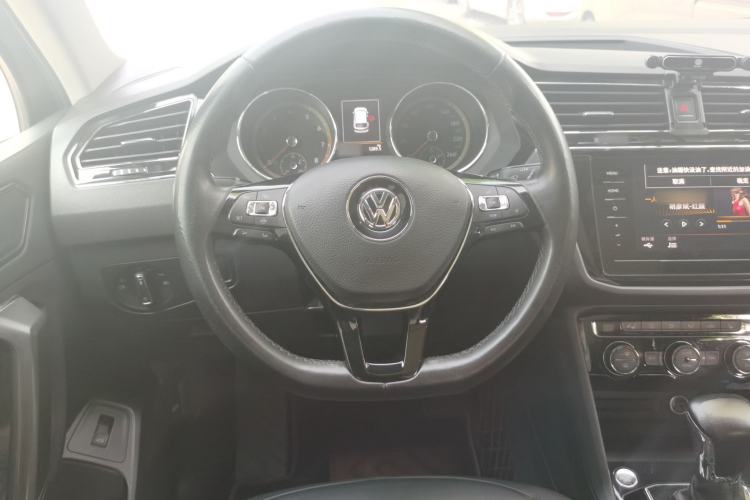 Used Volkswagen Tiguan L 2019 380TSI Automatic All-Wheel Drive Luxury Edition with 7 Seats China VI Standard Steering Wheel