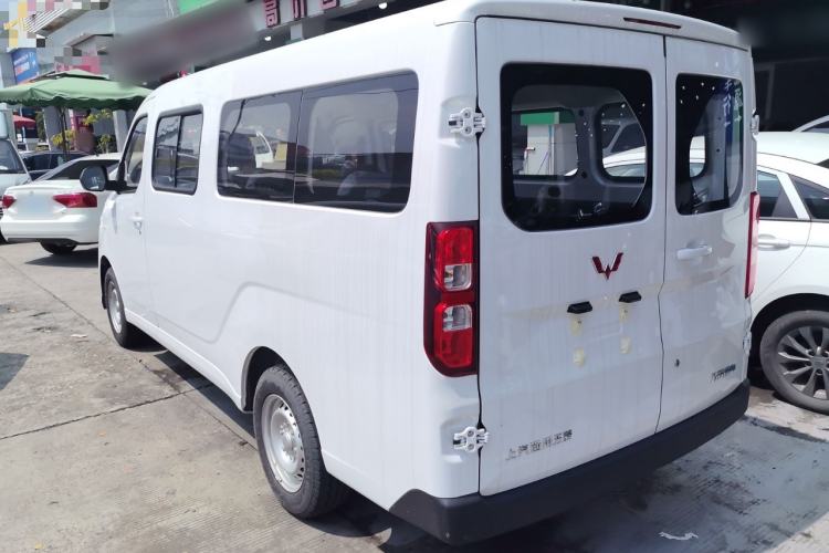 Used Wuling Yangguang 2024 300KM Comfort Version Passenger Van 75kW