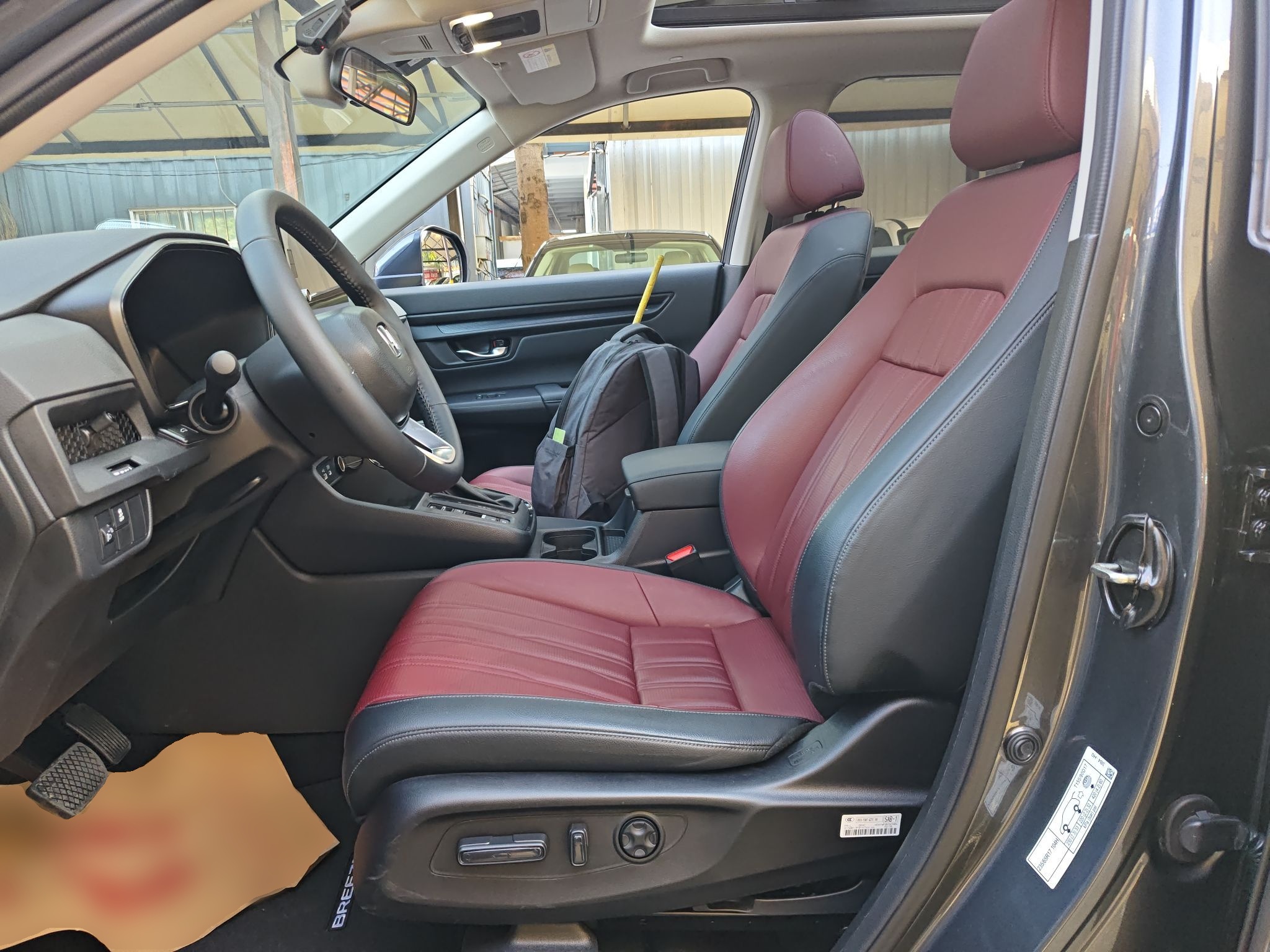 المقاعد الأمامية داخل السيارة