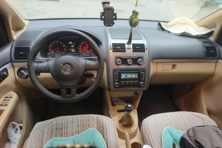 Used Volkswagen Touran 2011 1.4T Manual Zhiya Edition 5 Seats Center Console