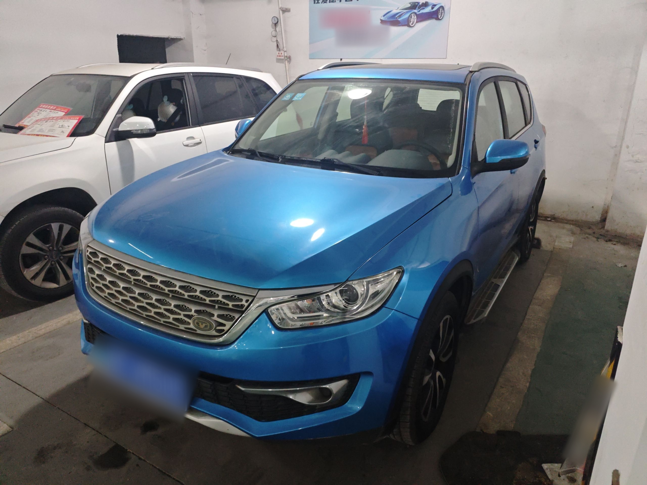 تحت مقدمة السيارة