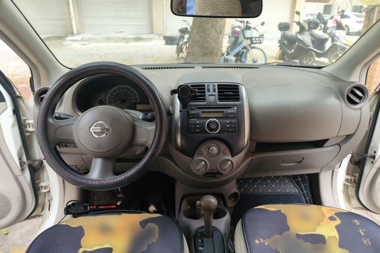 Used Nissan Sunny 2011 1.5XE CVT Comfort Edition Center Console