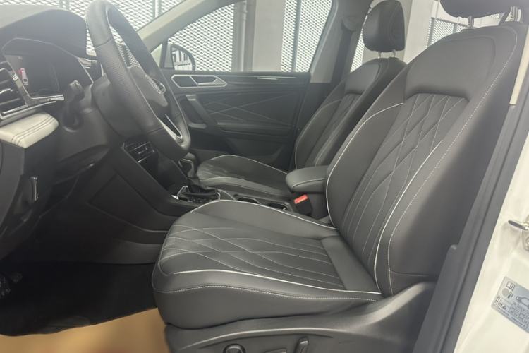 Used Volkswagen Tiguan L 2023 Revised Version 330TSI Automatic Two-Wheel Drive Smart Enjoyment Edition Interior 2
