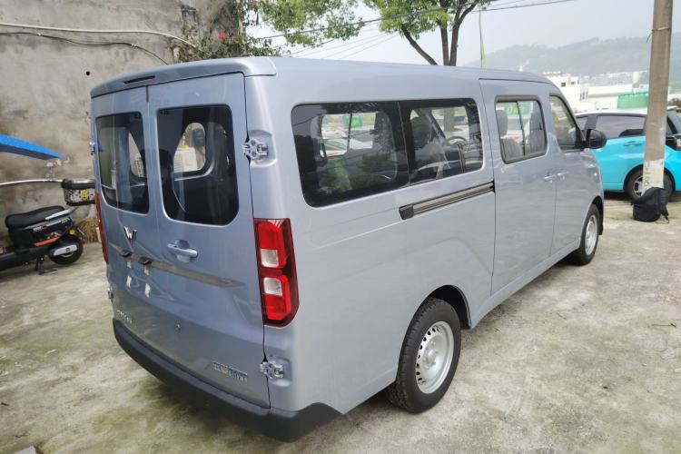 Used Wuling Yangguang 2024 300KM Comfort Version Passenger Van 75kW
