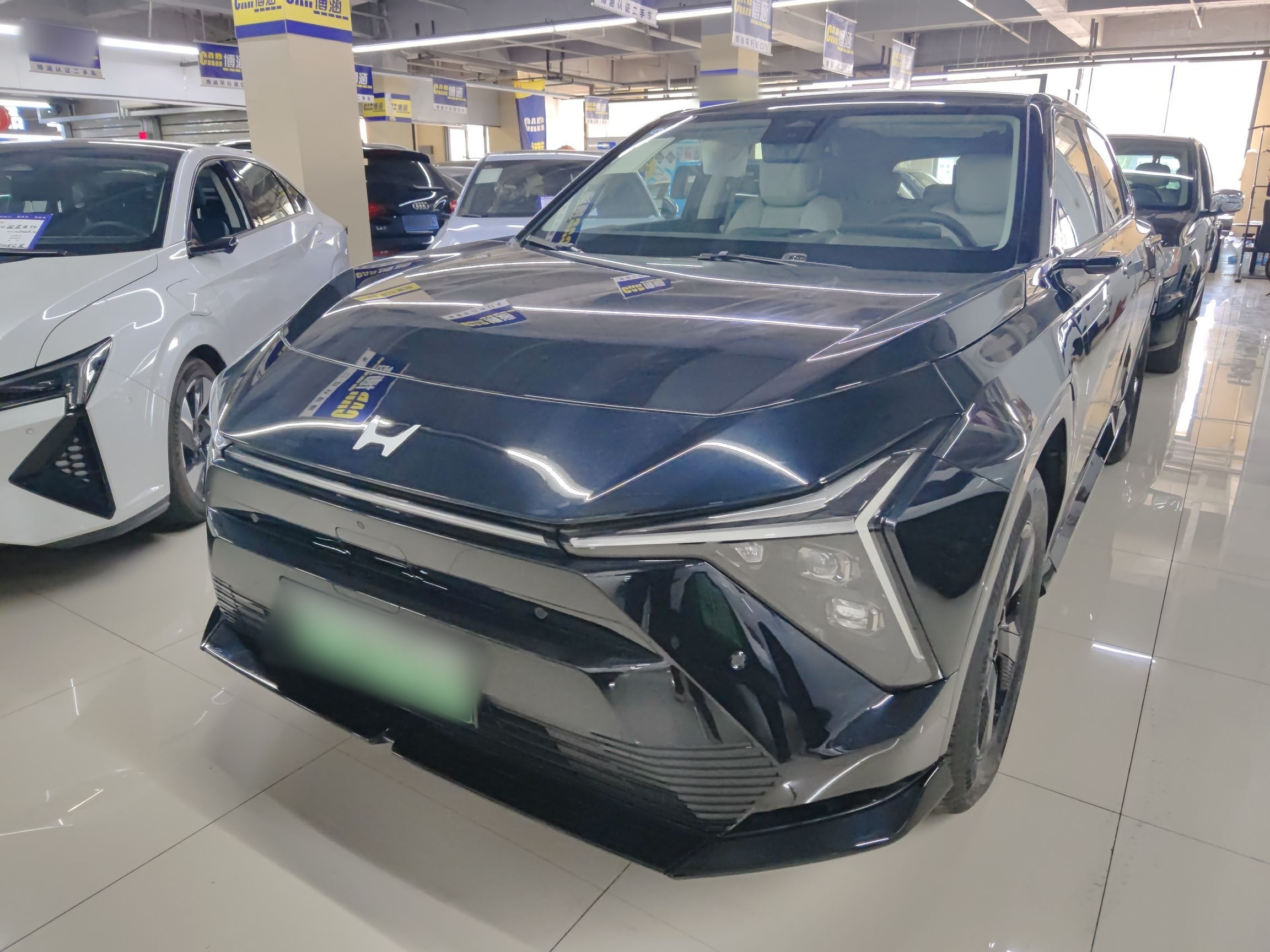 تحت مقدمة السيارة