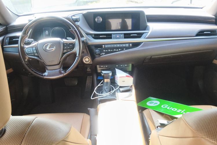 Used Lexus ES 2020 200 Luxury Edition Center Console